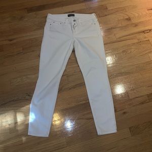 BRAND NEW WHITE VINCE SKINNY JEANS, SIZE 27!